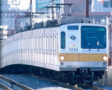 有楽町線に投入された7000系電車。写真は営団地下鉄の前身、東京地下鉄道（日本初の地下鉄）が1927（昭和2）年に誕生してから70周年を記念したロゴを付けたシーン（伊藤真悟撮影）。