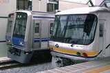 西武鉄道6000系電車と並ぶ有楽町線07系電車。10000系の投入により東西線へ転籍した（伊藤真悟撮影）。