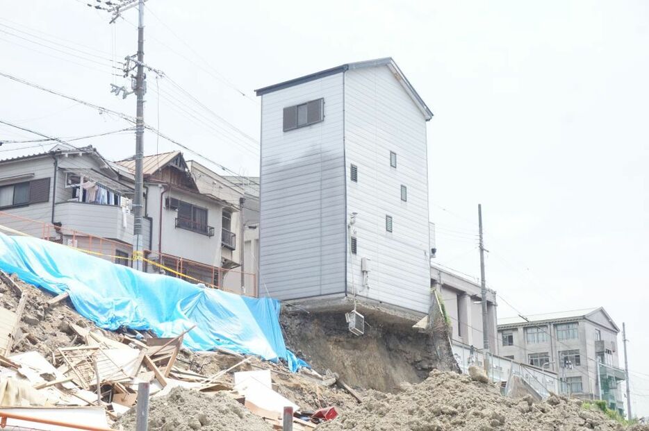 [写真]大阪市西成区の住宅倒壊現場。残された一軒の解体が正式に決まった＝30日午後、大阪市西成区で
