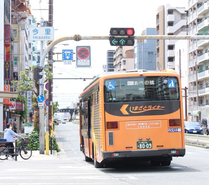 [写真]今里駅前を出発した、いまざとライナー