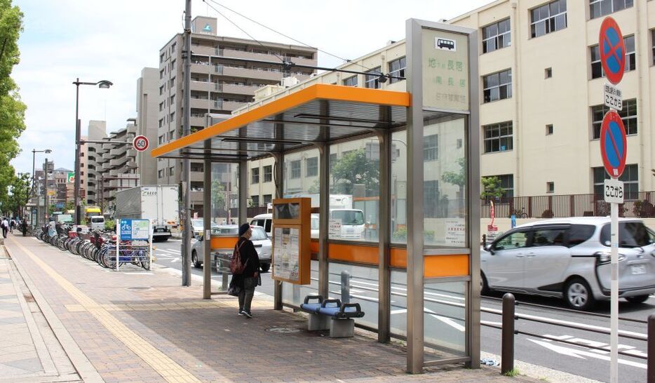 [写真]地下鉄長居駅前の停留所もオレンジで分かりやすく施してあった