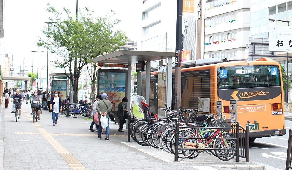 [写真]天王寺駅前に停車する、いまざとライナー＝大阪市天王寺区で