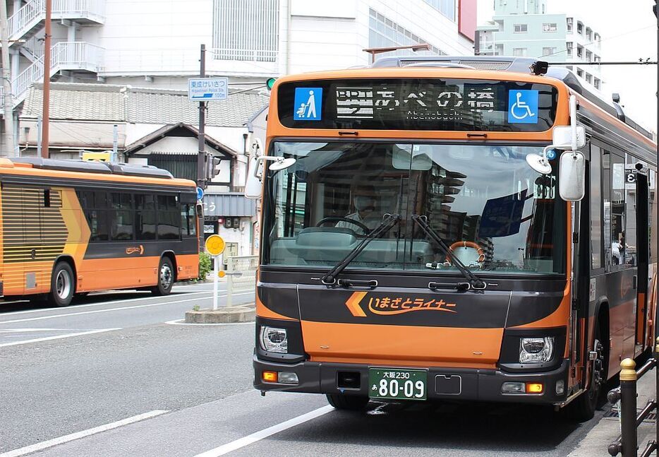 [写真]オレンジとブラウンの塗装を施した車両が印象的な「いまざとライナー」＝大阪市東成区で