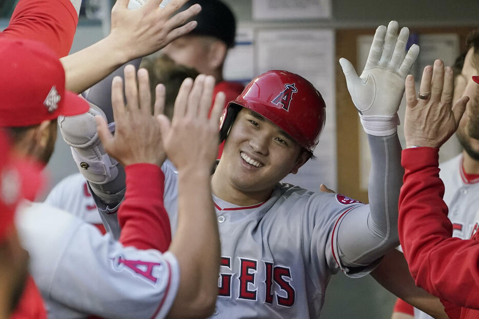 大谷翔平の4階席に飛び込む特大33号にベンチで迎えるチームメートも驚愕（写真・AP/アフロ）