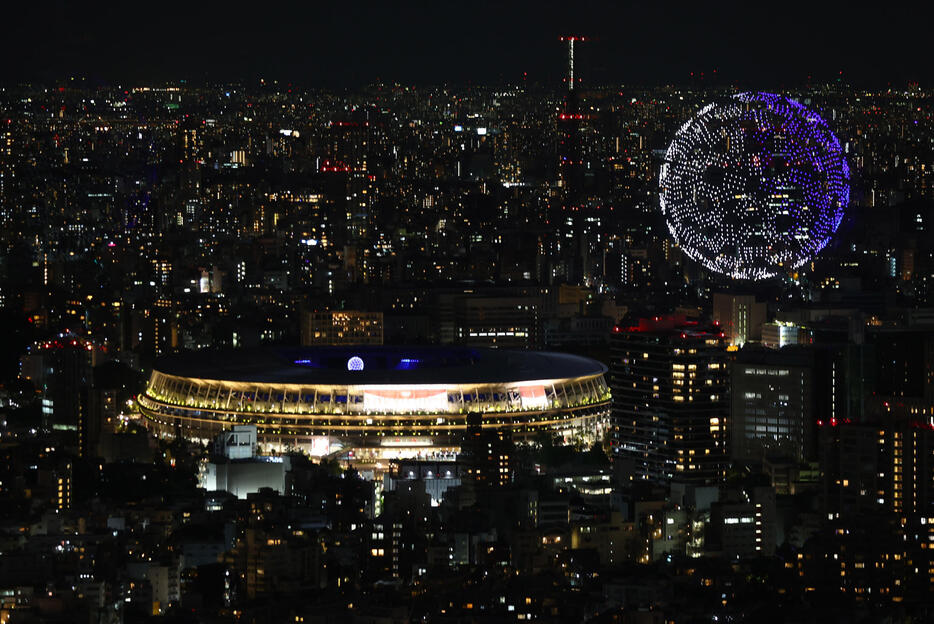 1824台のドローンが夜空に舞っての壮大な光のショー(写真・ロイター/アフロ）