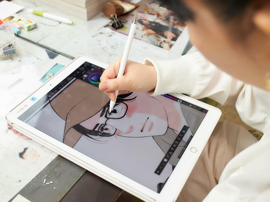 主人公・遥をiPadで描く（撮影：猪原悠）