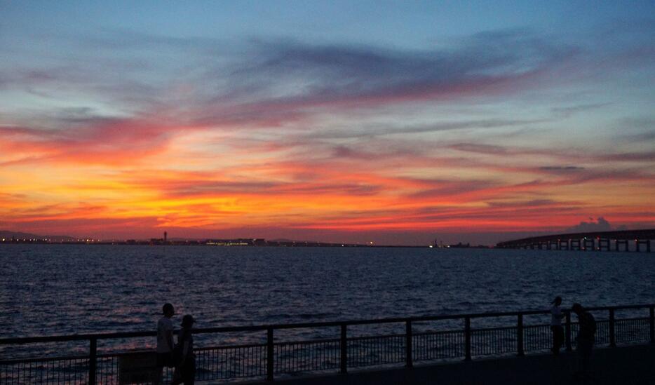 [写真]海の日の空を染める真っ赤な夕焼け＝22日午後7時15分ごろ、大阪府泉佐野市で