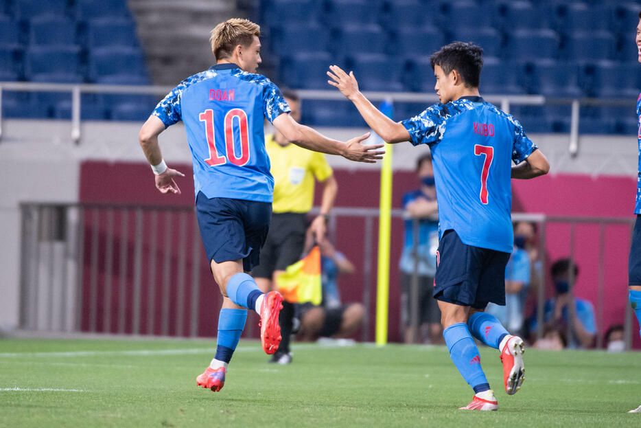 久保と堂安のホットラインでメキシコから先制点を奪う（写真：エンリコ/アフロスポーツ）