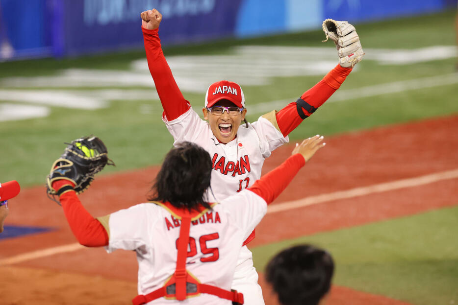 上野由岐子が13年越しの2つ目金メダル獲得の夢を果たす(写真：YUTAKA/アフロスポーツ)