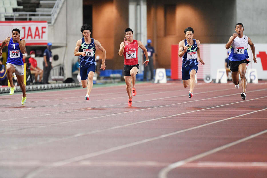 五輪参加標準記録を破れなかったが代表選考会で旋風を起こしたデーデー・ブルーノ(左端）と男子100mで敗れた桐生祥秀（左から3人目）の2人がリレー要員で東京五輪代表入りを果たした（写真：松尾/アフロスポーツ）