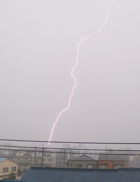 [写真]大阪市内では突然激しい雷雨に見舞われた＝14日午後1時45分ごろ、大阪市東住吉区で