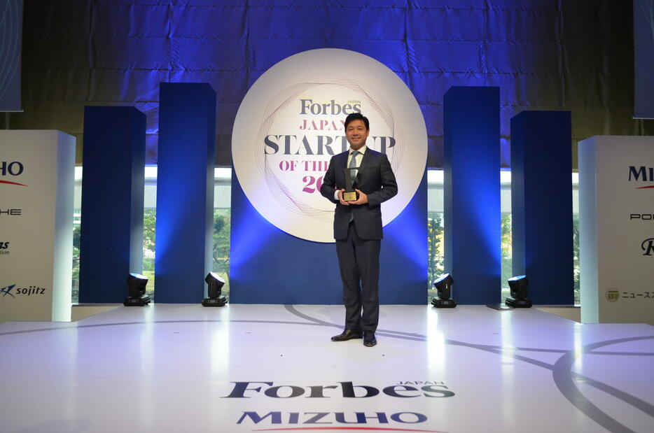Forbes JAPANの日本の起業家ランキング2018でノミネートされ表彰される岡田CEO（提供：アストロスケール）