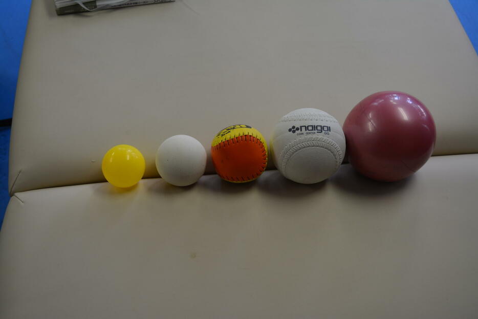 大小さまざまな大きさのボールを投げるのは、イップス矯正に効果があるとされる