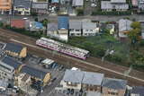 桜橋～狐ヶ崎間で1000形同士がすれ違う。手前のピンク色の電車は静岡鉄道と「ちびまる子ちゃんランド」がコラボレーションしたラッピングトレイン。同一形式ながら製造時期の違いによりクーラーとパンタグラフの形状が異なる。（2016年11月21日、吉永陽一撮影）。