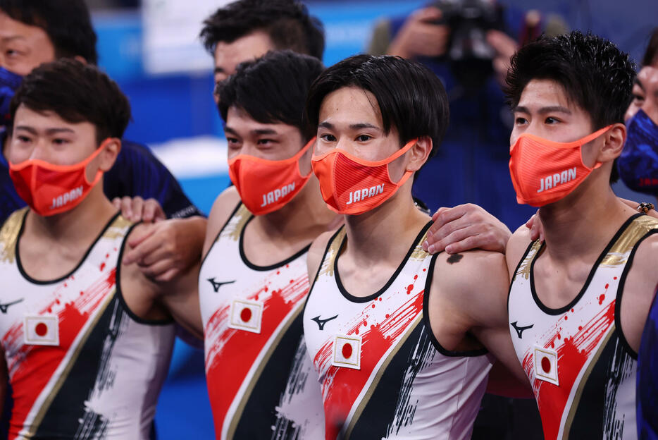 まさかの0.103差での銀メダルに体操団体戦に挑んだ日本代表4人は悔し泣き。右から橋本大輝， 萱和磨， 谷川航， 北園丈琉(写真・ロイター/アフロ）