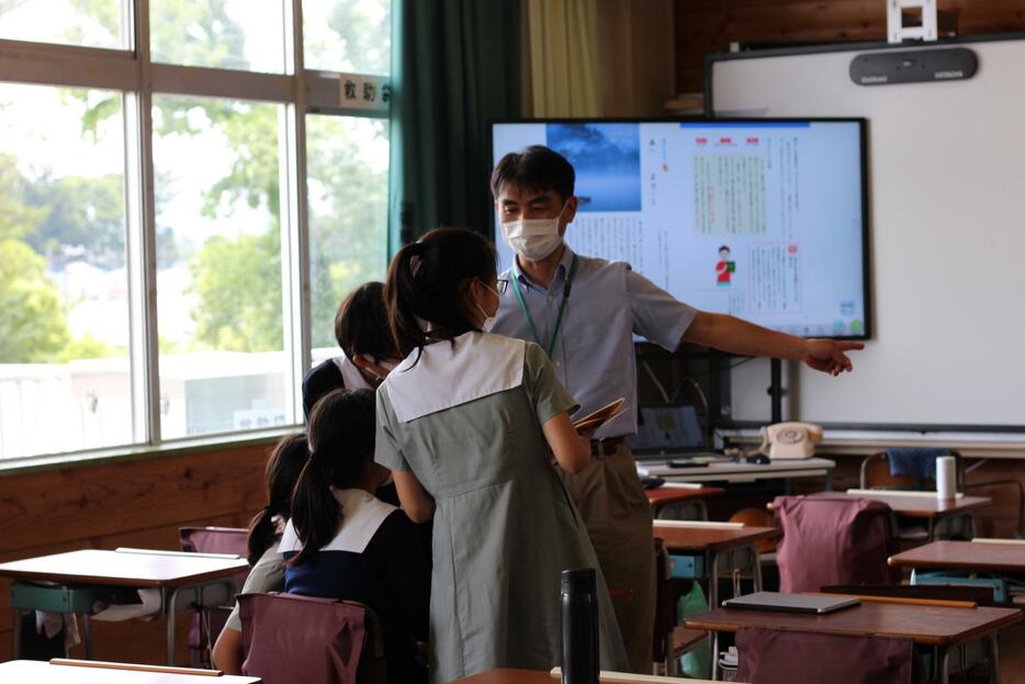 授業が終わったあとも鈴木先生と児童たちの議論が続いた（撮影：緑慎也）