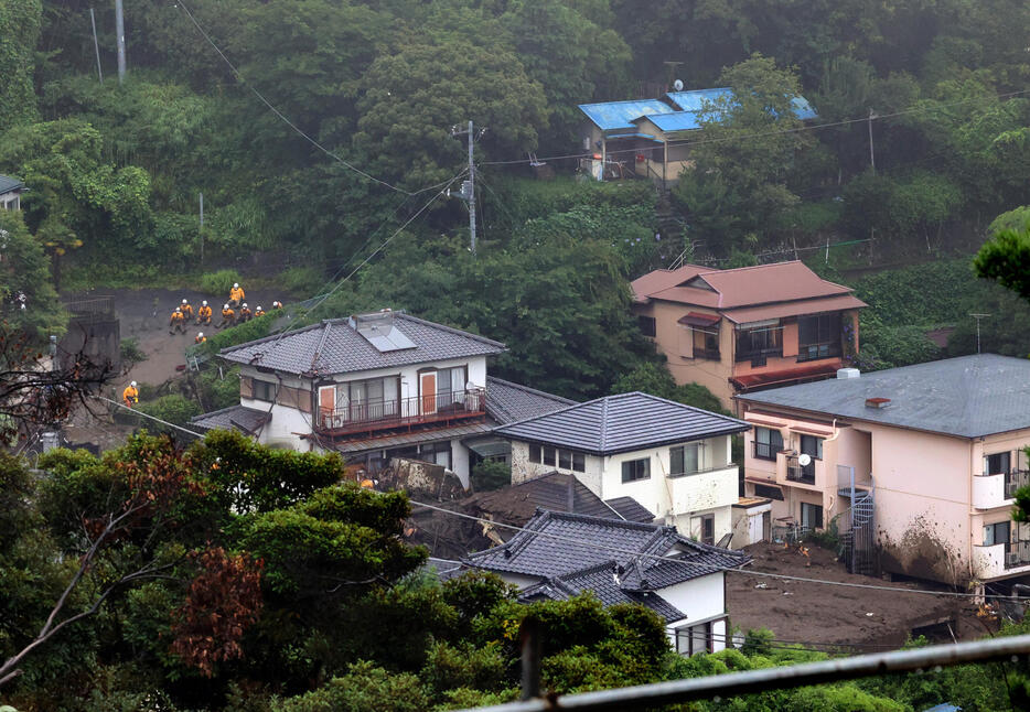 土石流に襲われた静岡県熱海市伊豆山地区（写真：つのだよしお/アフロ）