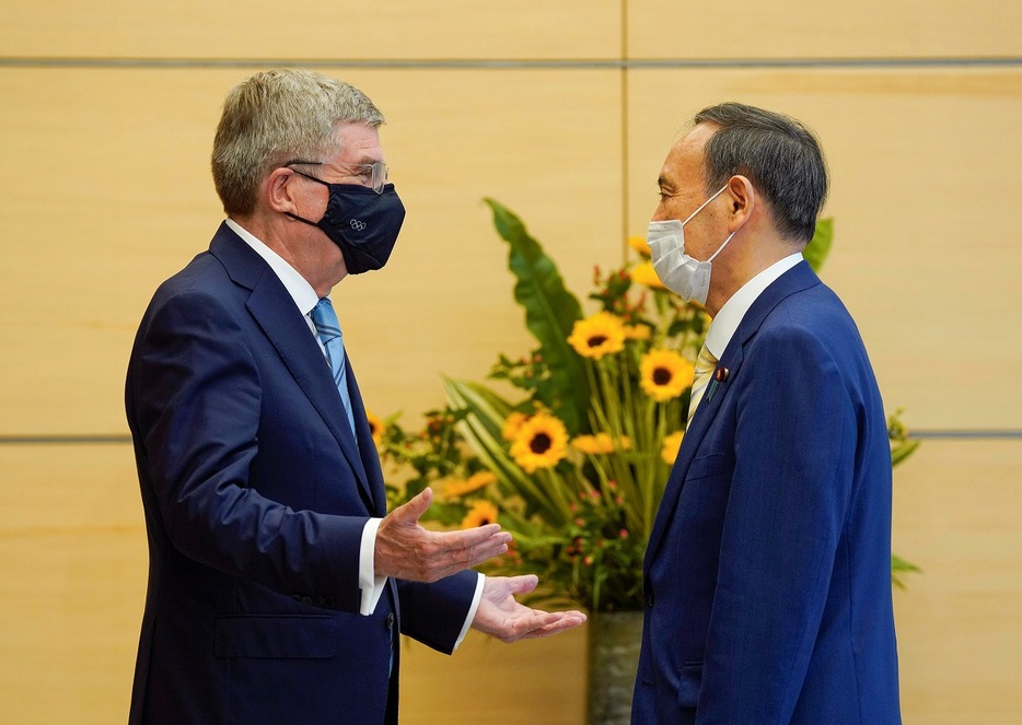 [写真]東京五輪の開幕に先立ち、IOCバッハ会長と会談した菅首相（代表撮影/ロイター/アフロ）