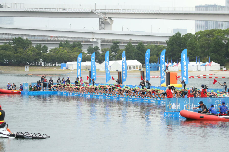 2年前にお台場海浜公園で開催されたトライアスロンのプレ大会でも悪臭が問題になっていた（写真：長田洋平/アフロスポーツ）