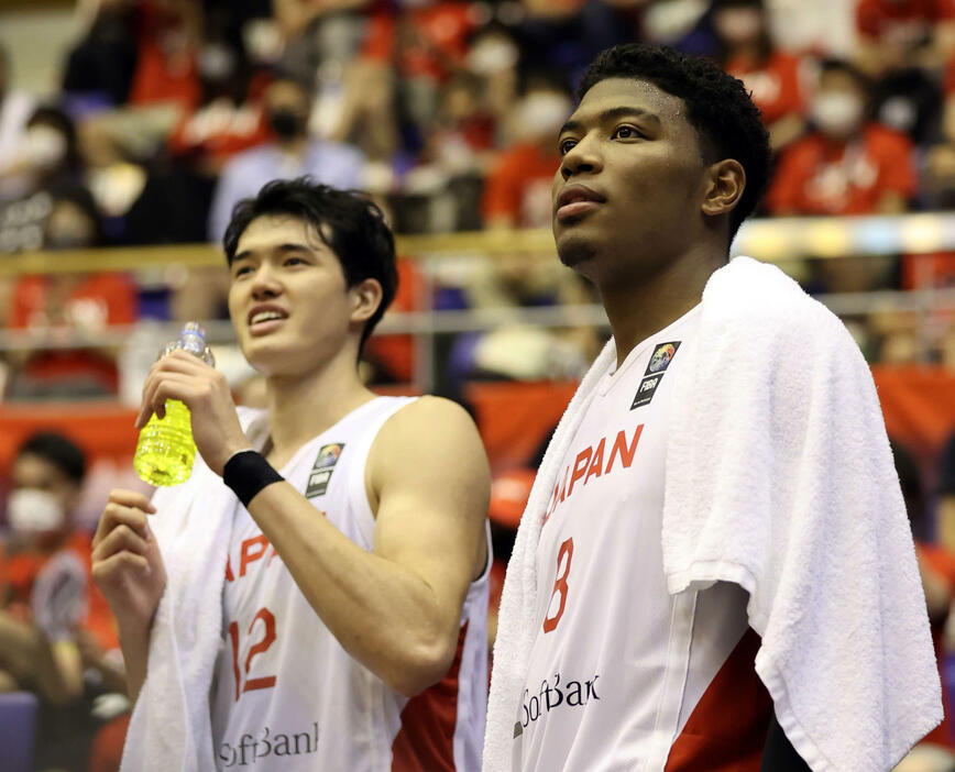 八村塁(右）と渡邊雄太(左）のNBAコンビが引っ張る“日本版ドリームチーム”が東京五輪で世界に挑む(写真・日刊スポーツ／アフロ）