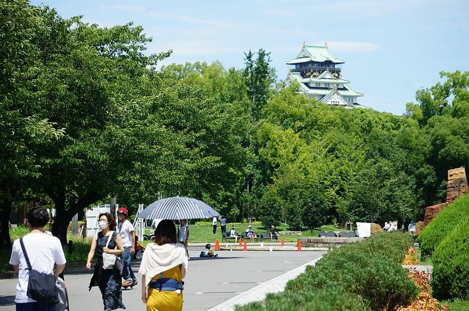 [写真]青空が広がった大阪市内。大阪城公園では日傘をさす人が多くみられた＝17日午前10時50分ごろ、大阪市中央区で