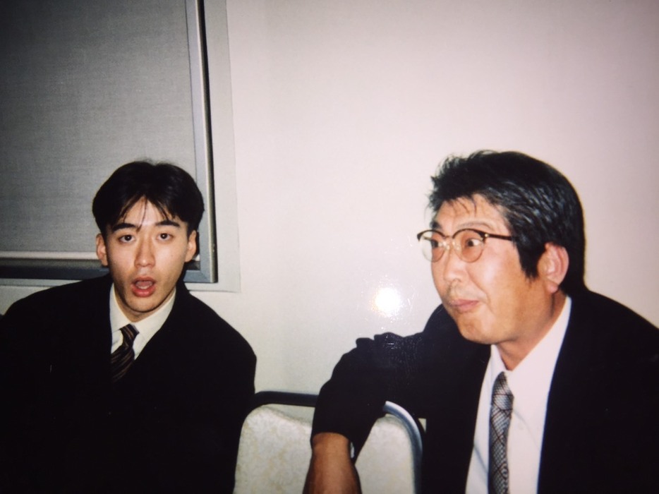 若かりしころ、元TBSアナウンサー林美雄さん（右）と（本人提供）