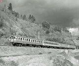 別の場所での気動車列車。形式は左からキハ25－キハ55－キハ51×2で、4連くらいになると1個エンジン車も混じっていた（1967年1月、楠居利彦撮影）。