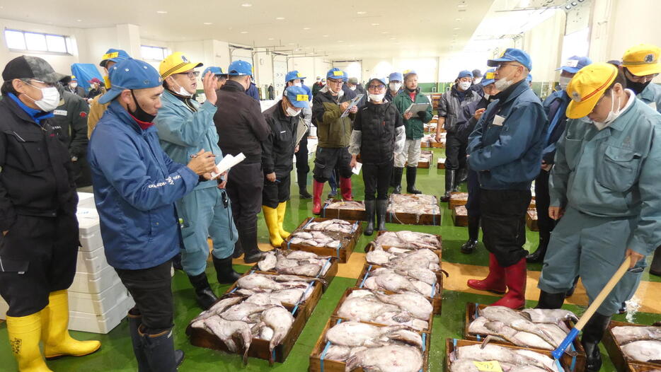 競りの威勢のいい声が響く第二魚市場