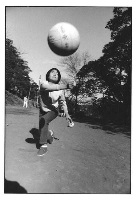 バレーボールをしていた少女サヨコとの出会い（C）ハービー・山口