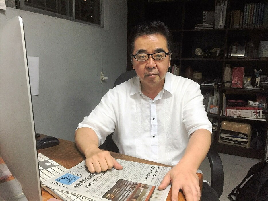 「まにら新聞」紙面版の最後の編集長となった石山永一郎さん（まにら新聞社提供）