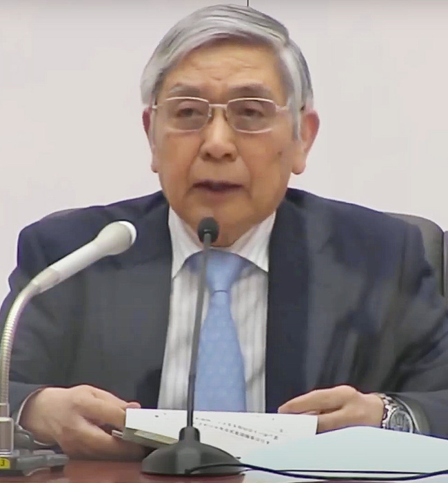 会合での決定事項などを説明する黒田総裁