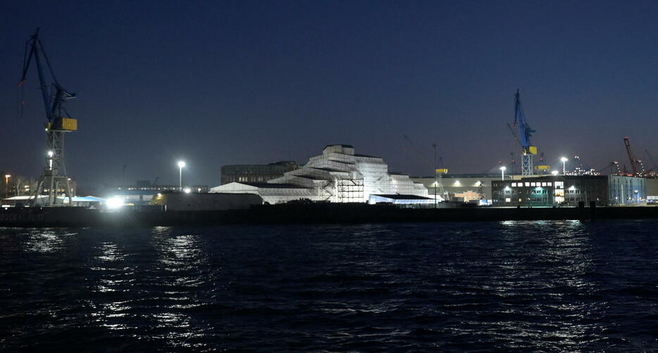 ドイツ・ハンブルグにあるロシアの大富豪所有の船（写真：ロイター/アフロ）