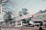 モンキーパークモノレールは日本初の跨座式（アルウェーグ式）モノレールとして1962年に開業した。単線で1列車の運転だが、多客時には2編成併結の6連となる（犬山遊園～成田山／1967年4月5日、楠居利彦撮影）。
