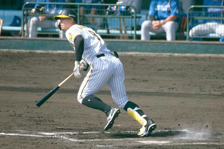 阪神の”新4番”佐藤輝明が初回に今季1号2ラン(資料写真・黒田史夫）