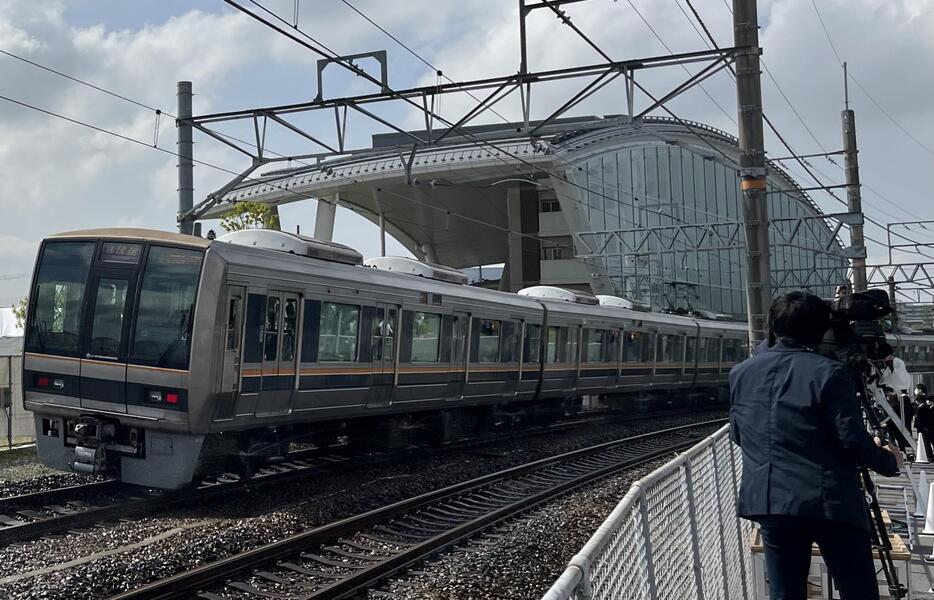 ［写真］事故発生時刻に現場前を通過する列車はスピードを落とし、乗客の中には黙祷をささげる人の姿がみられた＝25日午前9時15分ごろ、兵庫県尼崎市で