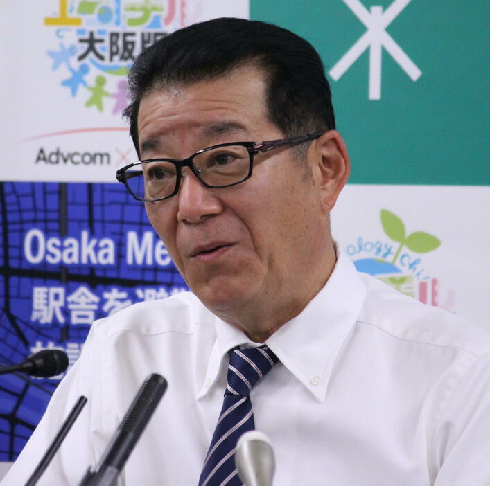 記者からの質問を聞く松井市長