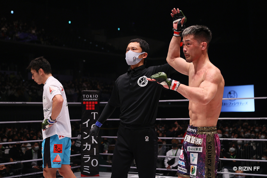 王者の牛久（右）は3－0判定勝利に涙を流した(写真・RIZIN FF)