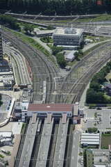 上写真に続けて特急「はまかいじ」が塩尻駅に進入するシーンも撮影した。北側から撮影しており、左上が新宿方で、右上が名古屋方となる（2014年7月21日、吉永陽一撮影）。