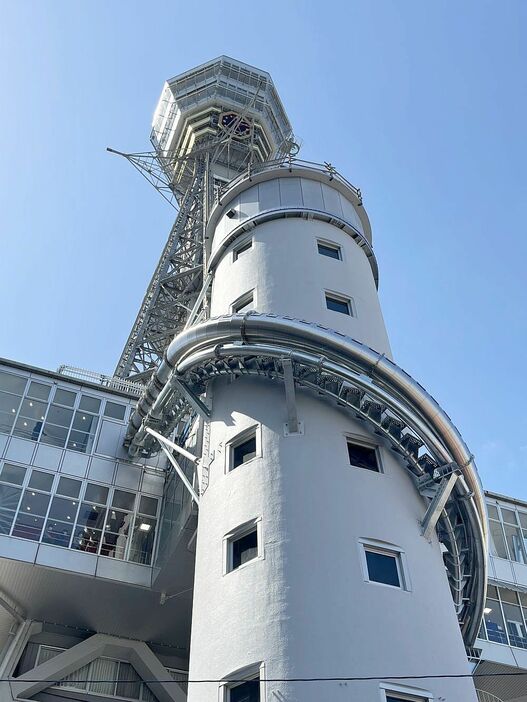 ［写真］通天閣3階から円柱型のエレベーター塔周回を1回転半して、地下1階の帰り口までスパイラル状に約10秒で滑り降りるタワースライダー＝16日午後、大阪市浪速区で