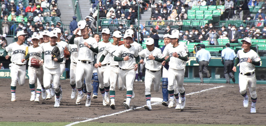 初戦を突破し、笑顔を見せる市和歌山の選手たち＝兵庫県西宮市の阪神甲子園球場で、橋本陵汰撮影