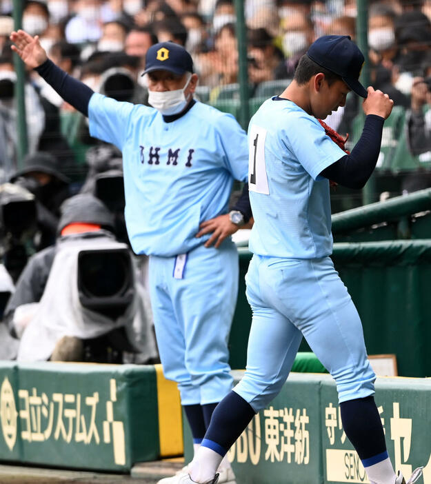 近江のエース山田(右）は3回持たず自ら降板を申し出てベンチへ下がった。多賀監督（左）は「先発は回避すべきだった」と試合後に“懺悔”（写真・日刊スポーツ/アフロ）