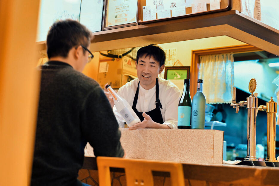 地元男鹿市の居酒屋「あつまれ大漁や」でも岡住の酒をあつかう。店主の菊地賢人も岡住とその酒に魅せられた一人だ