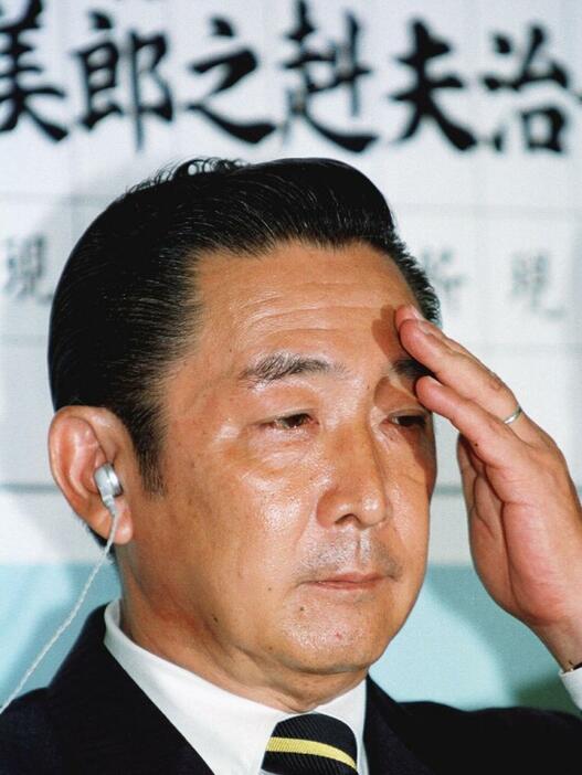 [写真]厳しい選挙結果をみつめる橋本龍太郎元首相。消費税率が5％に引き上げられた後の参院選で惨敗した（1998年7月12日撮影）（ロイター/アフロ ）