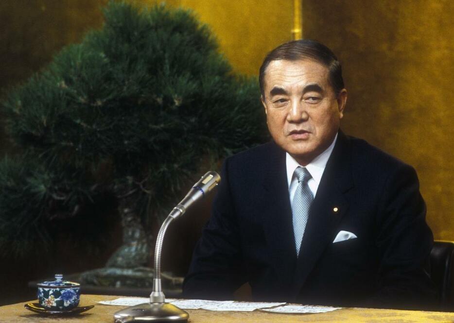 [写真]「売上税」を打ち出した中曽根康弘元首相（1985年12月29日撮影）（Fujifotos/アフロ）