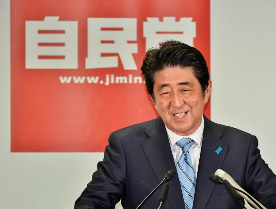 [写真]消費税増税の延期を表明して臨んだ総選挙で安倍晋三首相率いる自民党は勝利した（アフロ）