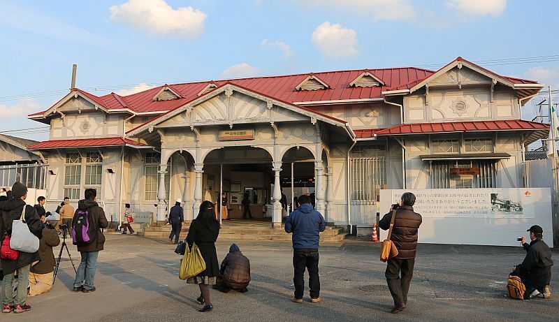 [写真]109年の歴史に幕を閉じる浜寺公園駅舎=27日午後4じすぎ、大阪府堺市西区で