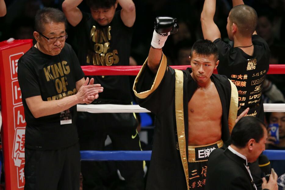 数々の相手をマットに沈めてきた右拳を掲げる内山＝2015年12月31日（写真：中西祐介/アフロスポーツ）