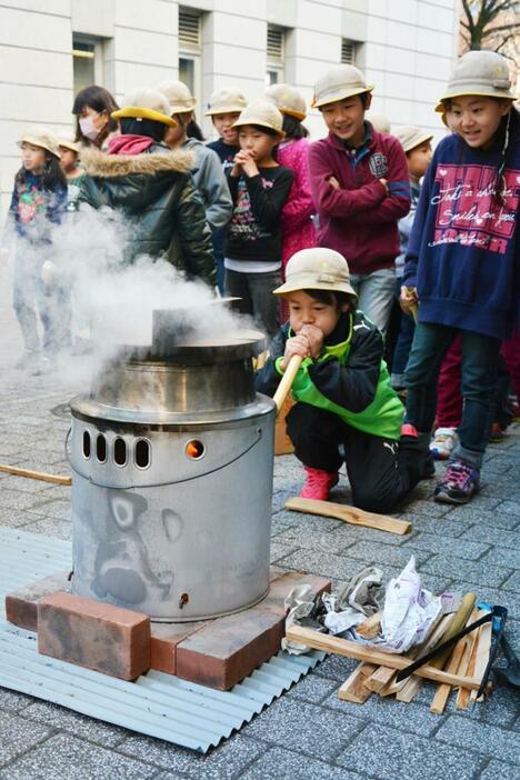 火を起こす子供達