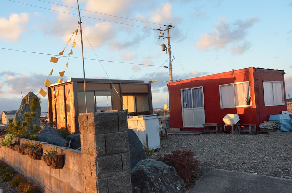 佐藤さんが自宅跡に建てた赤い作業小屋