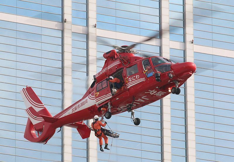 [写真]ヘリを使って救助訓練を行う大阪市消防局の救助隊員＝6日午前、大阪市住之江区で